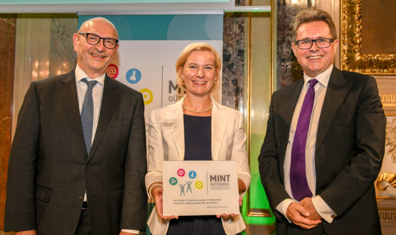 Verleihung MINT-Gütesiegel durch Bundesminister